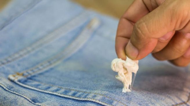 Cómo quitar el chicle de la ropa sin deteriorarla